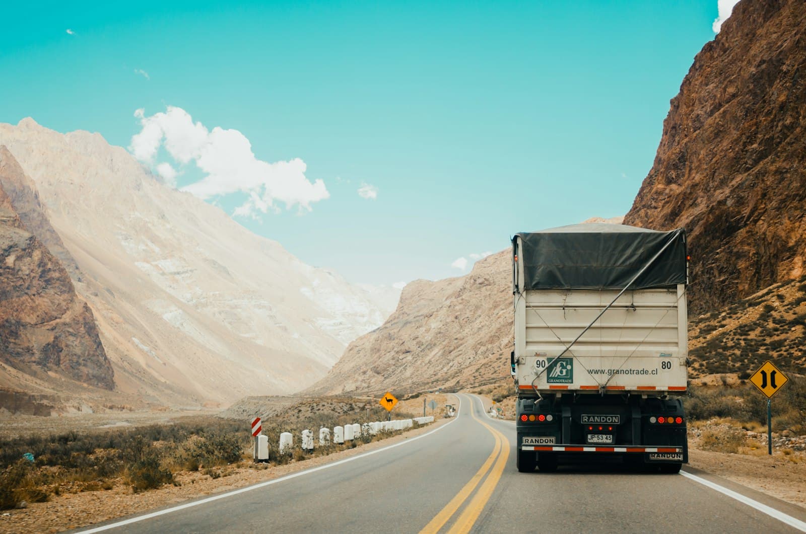 Camion bâché sur une route de montagne